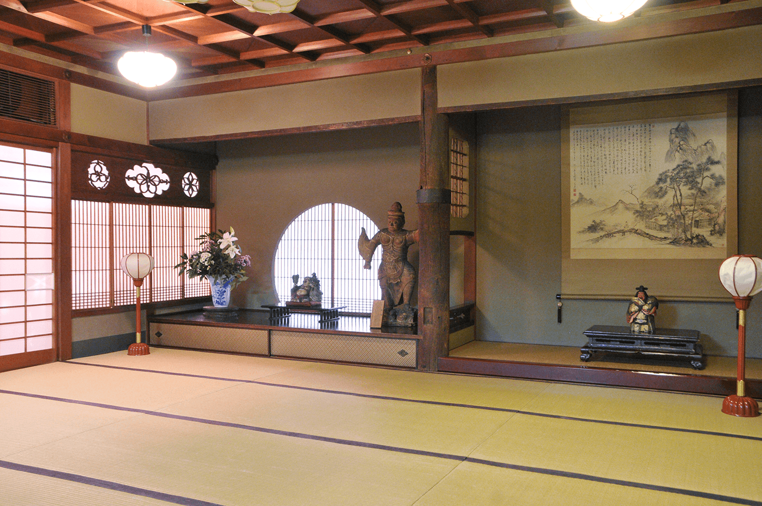 Spacious Tenpyo tatami hall at Kankaso ryokan in Nara with carved transom, round window, ink-landscape scroll and floor lamps