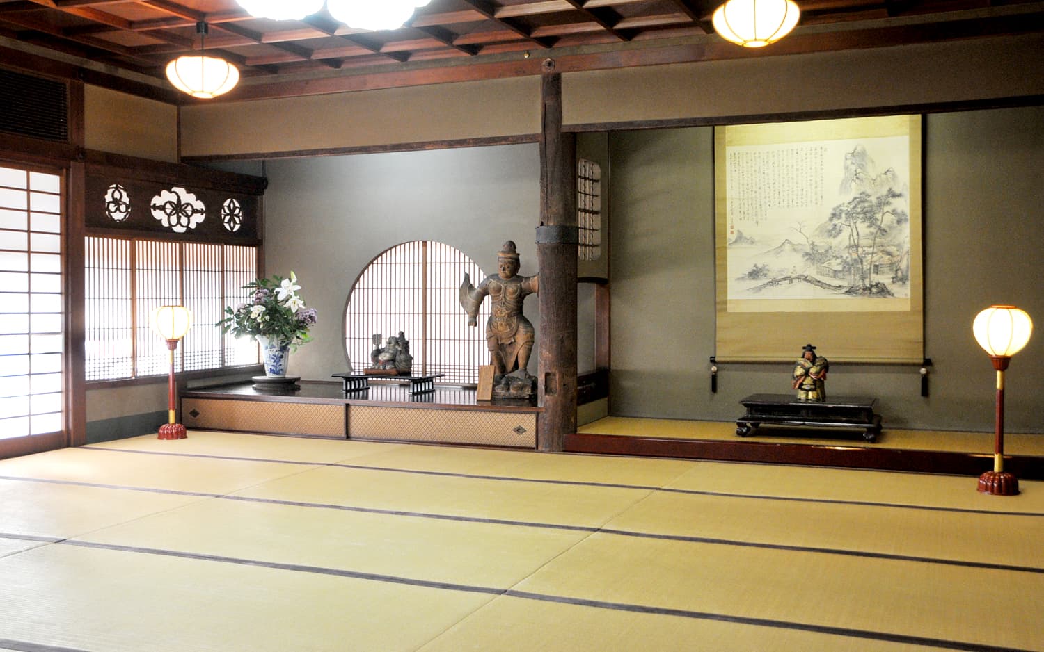 Grand tatami banquet hall at Kankaso ryokan in Nara with tokonoma alcove, hanging scroll, statue and round paper lanterns