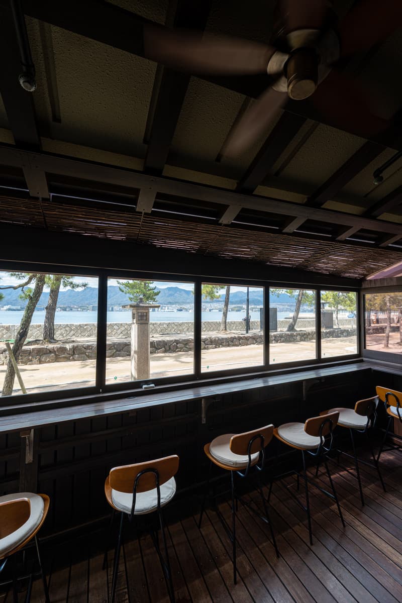 Seafront lounge at Kinsuikan with counter seating overlooking the Miyajima beach and Seto Inland Sea