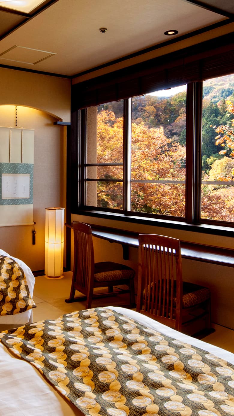 岸権旅館 展望和モダン客室と紅葉の眺め © kishigon.co.jp