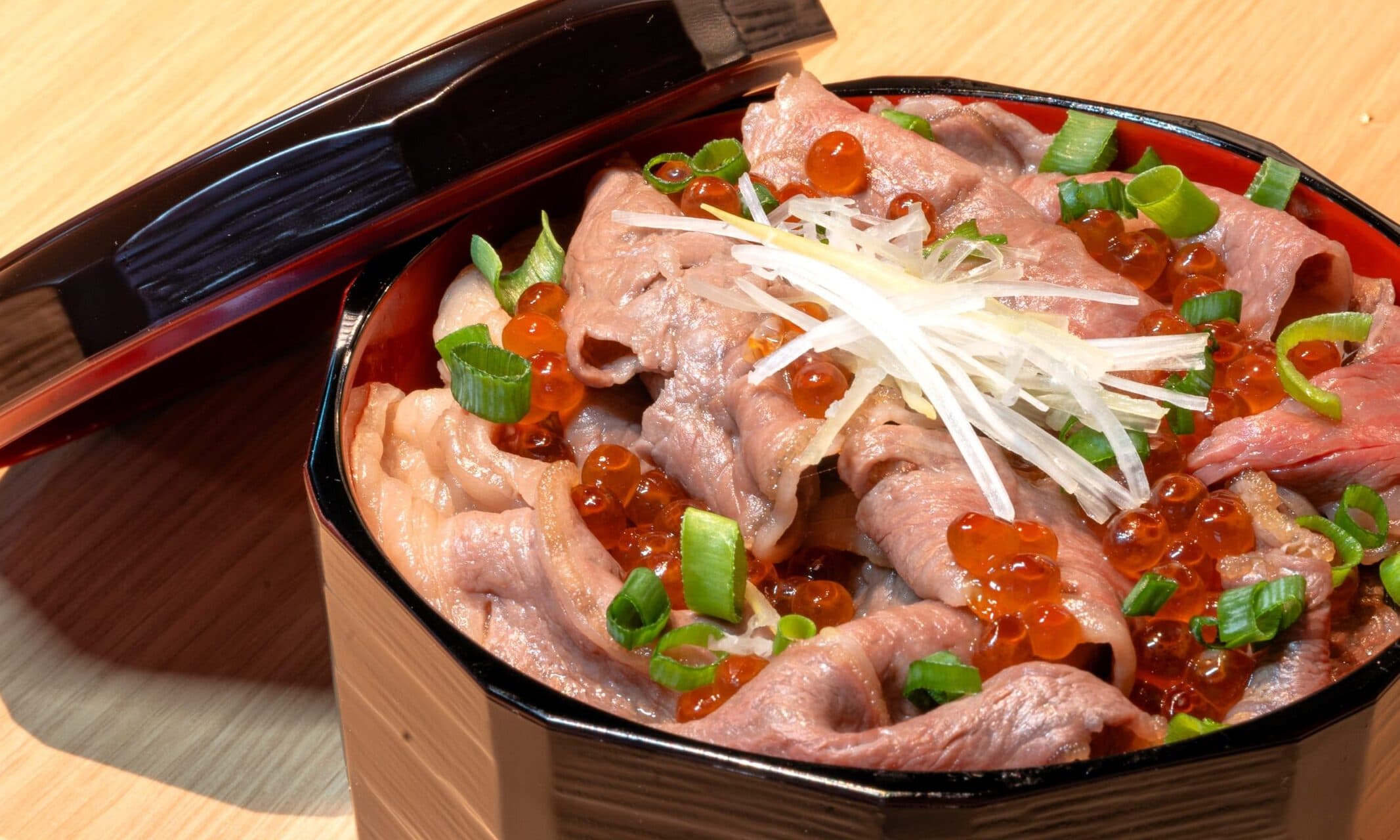 Yubatake Sensui lacquered ohitsu bowl of rolled beef topped with salmon roe, white leek and scallion