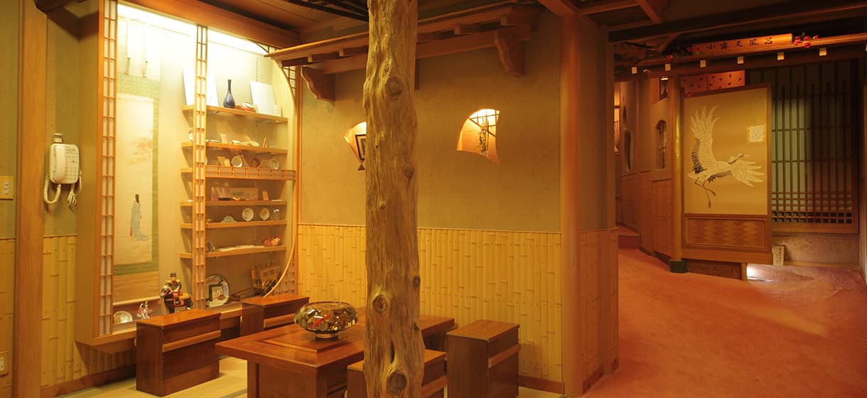 Interior architecture detail at Morizuya with illuminated shoji screen, tokonoma alcove and central wooden pillar