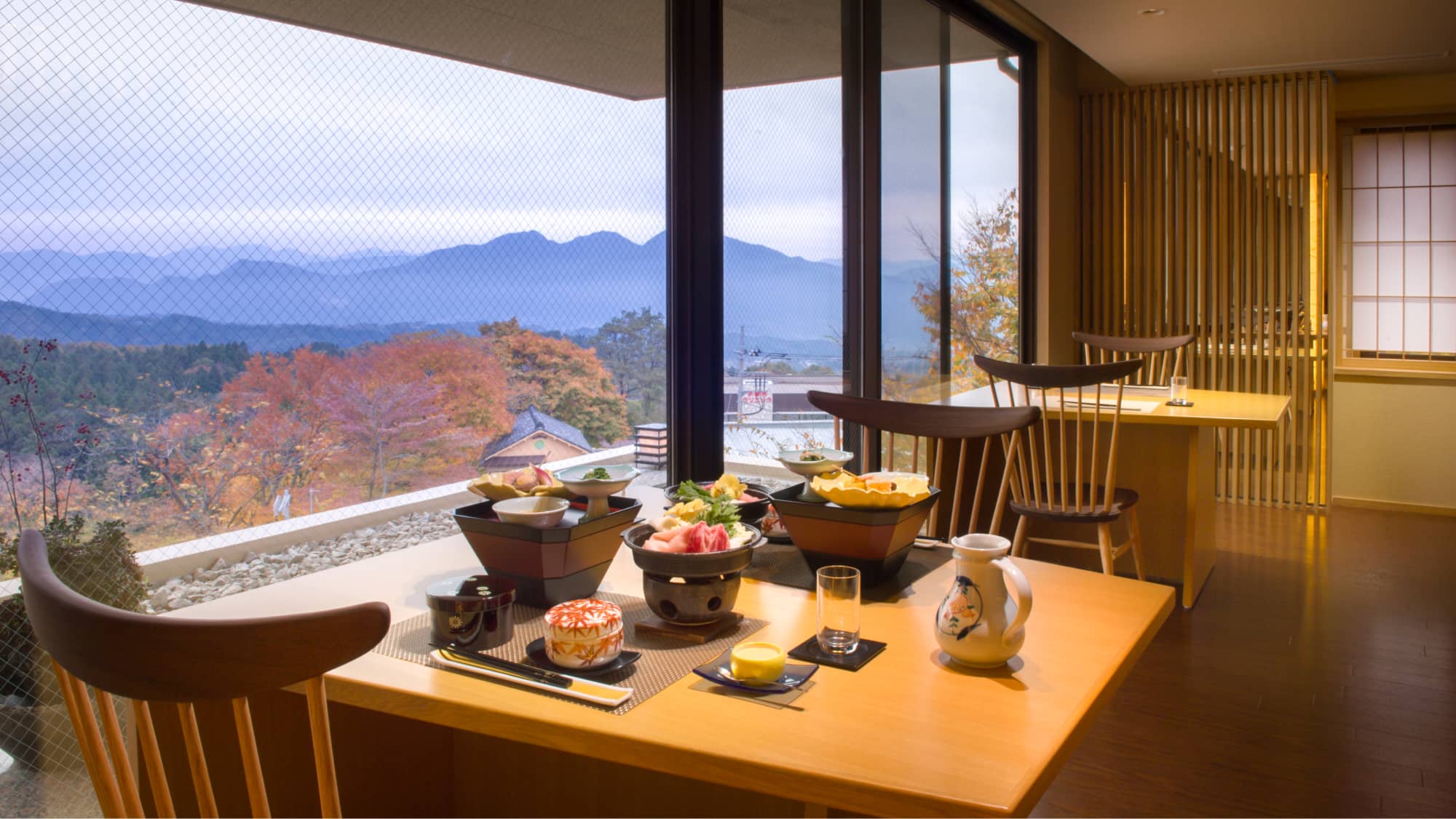 お宿玉樹 山並みを望む部屋食の会席料理 © oyado-tamaki.com