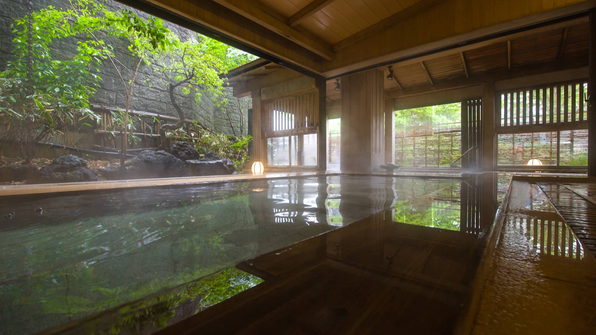 お宿玉樹 大浴場「玉伊吹」湯けむりの内湯 © oyado-tamaki.com