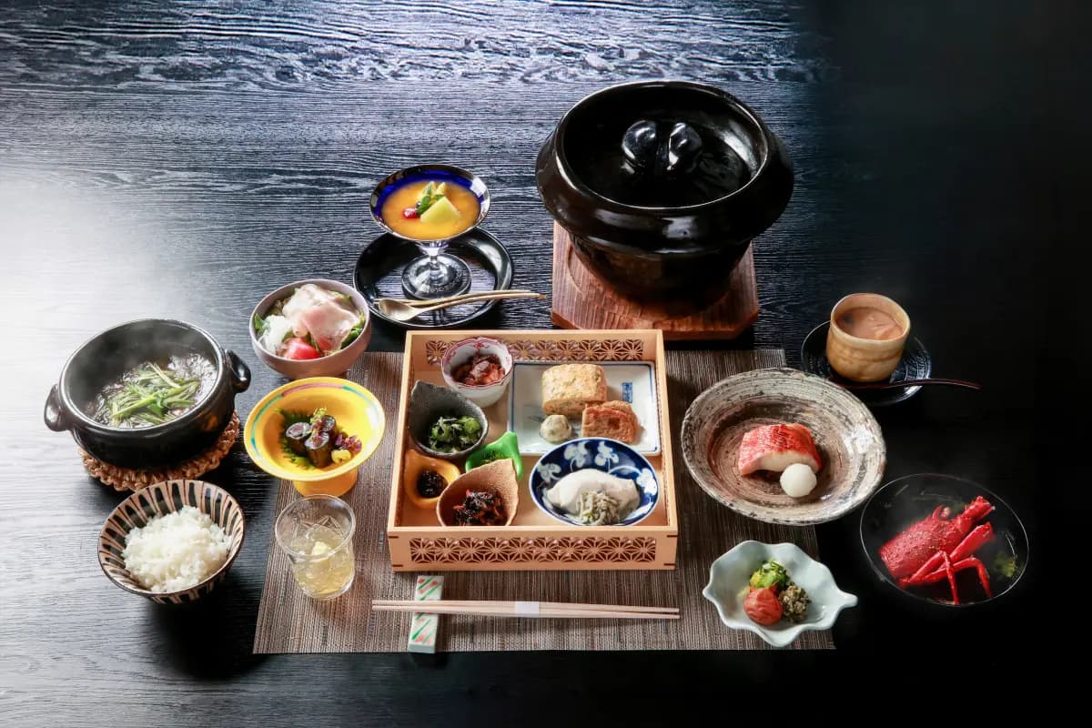 Multi-course kaiseki dinner spread at Oyado Uchiyama with claypot rice, seasonal small dishes and wagyu beef