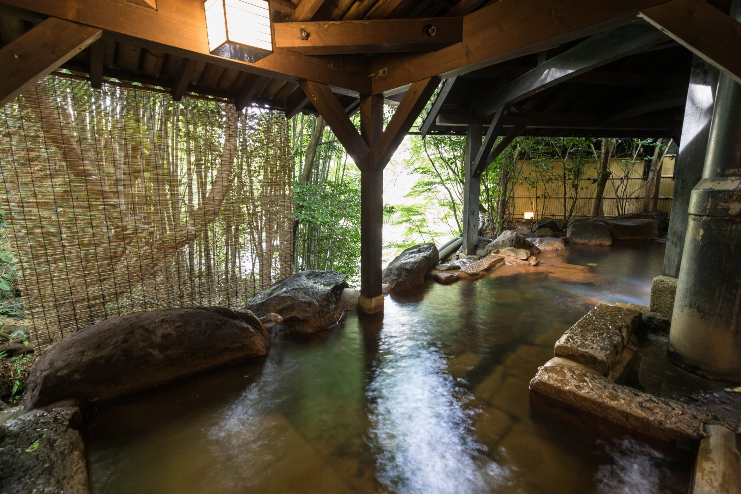 Ryokan Wakaba outdoor stone rotenburo hot spring with bamboo screen