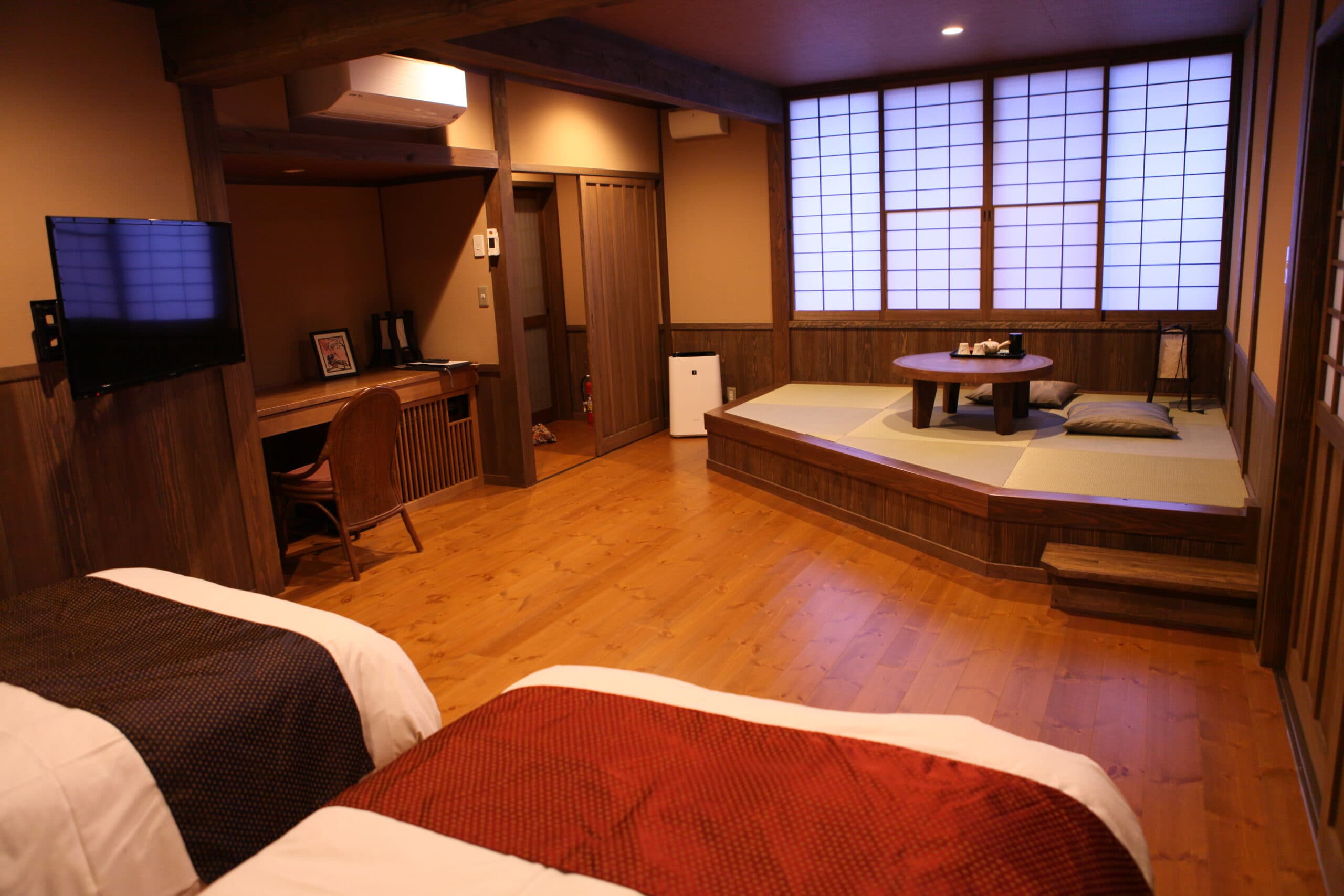 Ryokan Wakaba Kiku spacious room combining beds and a raised tatami area