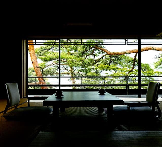 積善館 佳松亭の松の木を望む客室 © sekizenkan.co.jp