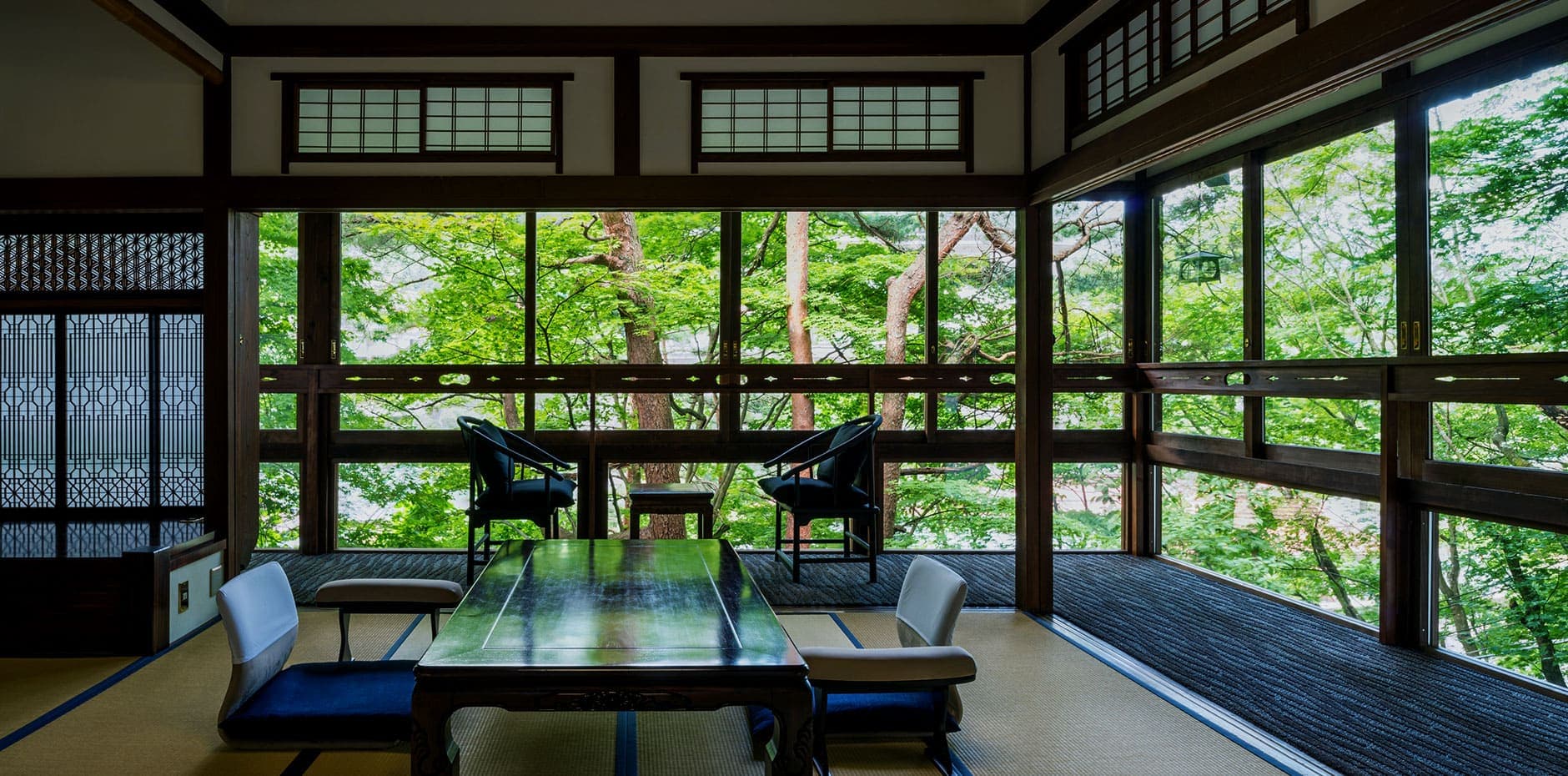 積善館 渓谷を望む和室客室 © sekizenkan.co.jp