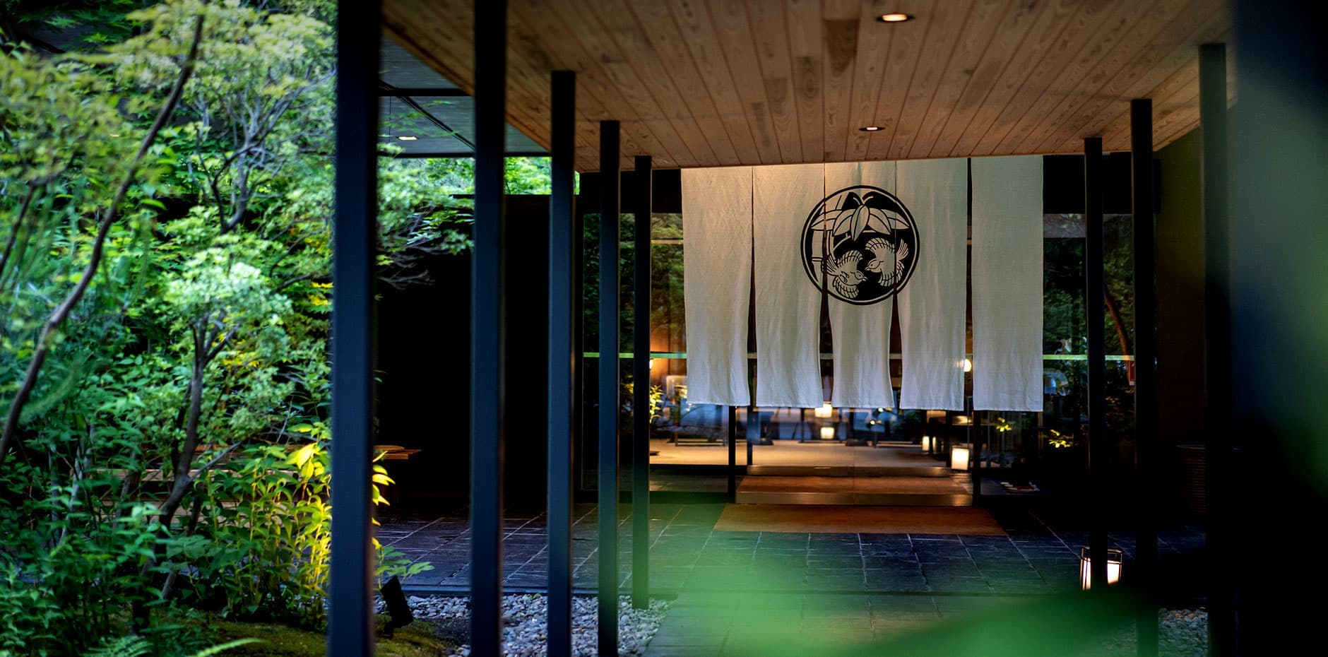 積善館 暖簾の掛かる玄関エントランス © sekizenkan.co.jp