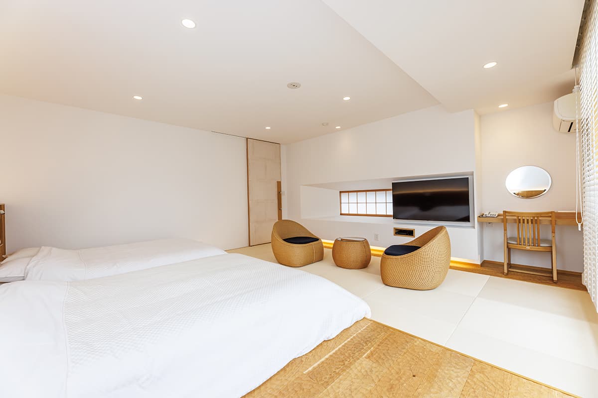 塚越屋七兵衛 上級客室（畳＋籐チェア） © tsukagoshiya.jp