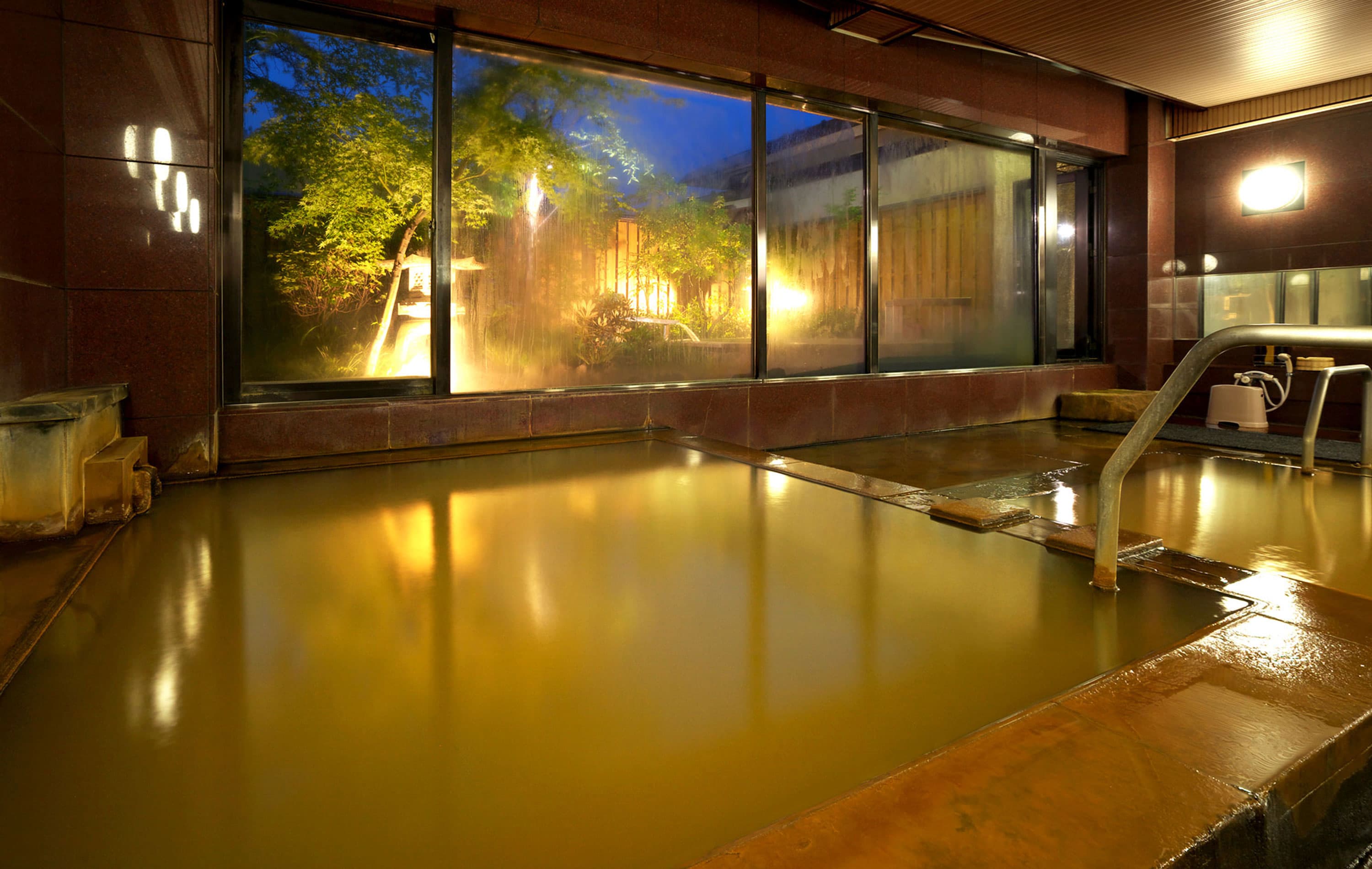 塚越屋七兵衛 黄金の湯 内湯（庭園の窓・夕景） © tsukagoshiya.jp