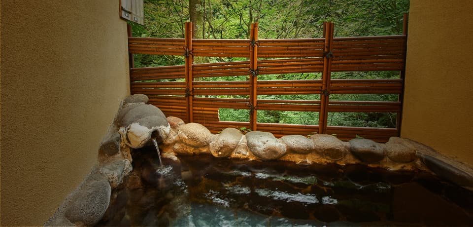湯の宿 山ばと 貸切露天風呂「滝見の湯」 © yamabato.com