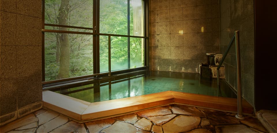 湯の宿 山ばと 渓谷を望む内湯「美春の湯」 © yamabato.com