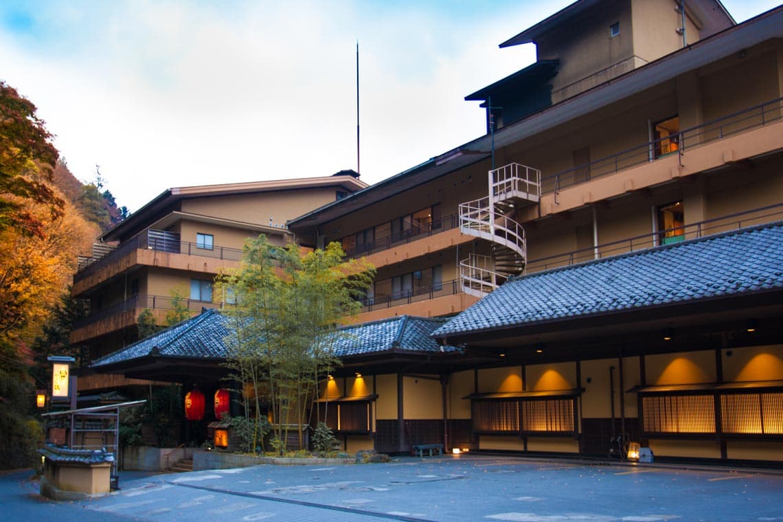 四万やまぐち館 夕暮れの旅館外観全景 © yamaguchikan.co.jp