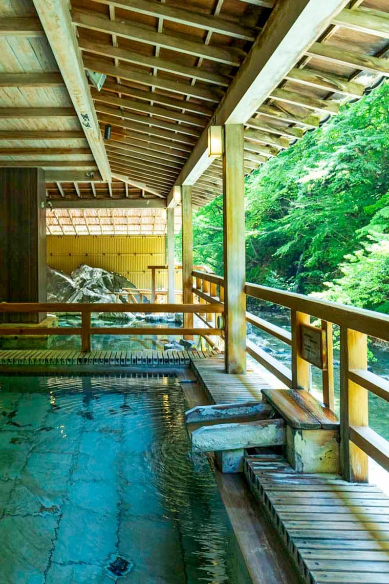四万やまぐち館 山並みを望む客室付き露天風呂 © yamaguchikan.co.jp