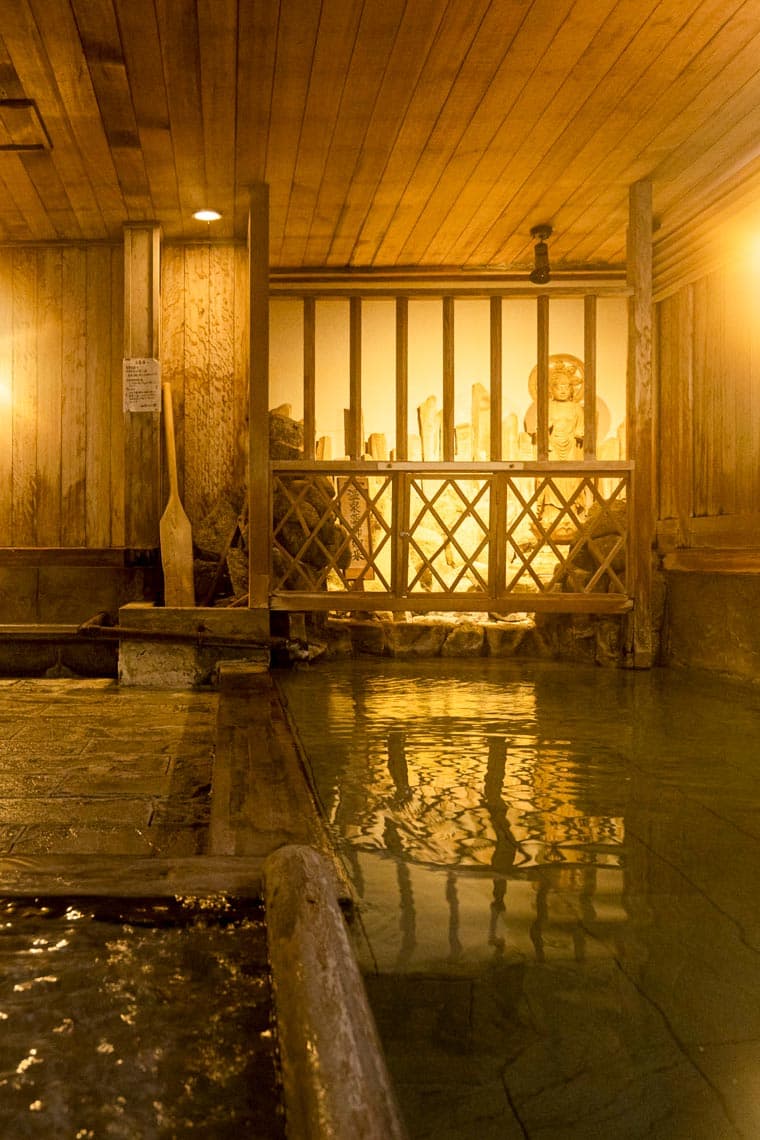 四万やまぐち館 石仏を配した趣ある内湯 © yamaguchikan.co.jp