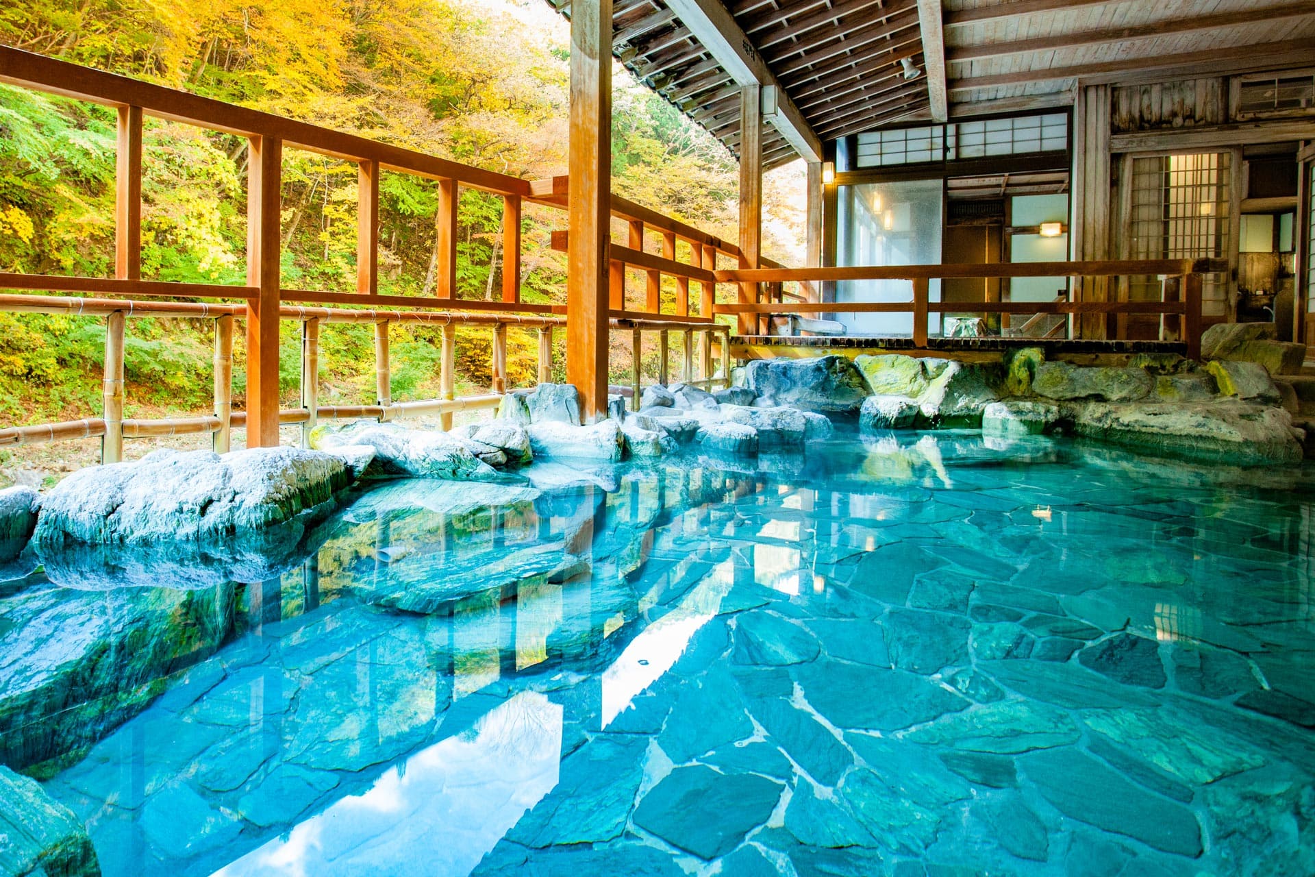 四万やまぐち館 紅葉に囲まれた岩造りの露天風呂 © yamaguchikan.co.jp