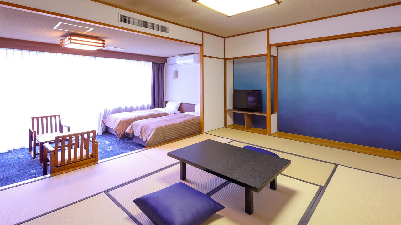 Combined Japanese and Western room with tatami, twin beds and a low table