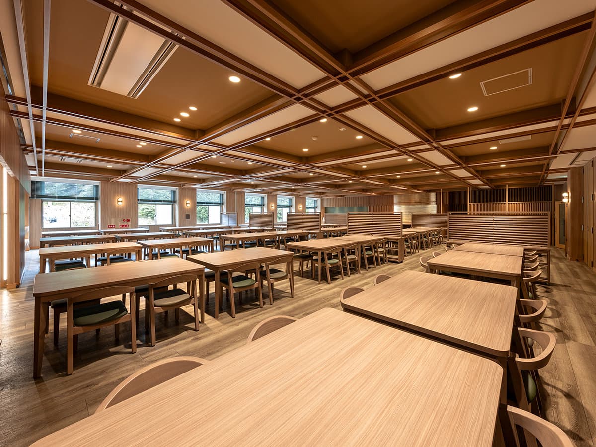 Spacious wood-toned dining hall at Seiunso with long tables set under a coffered ceiling