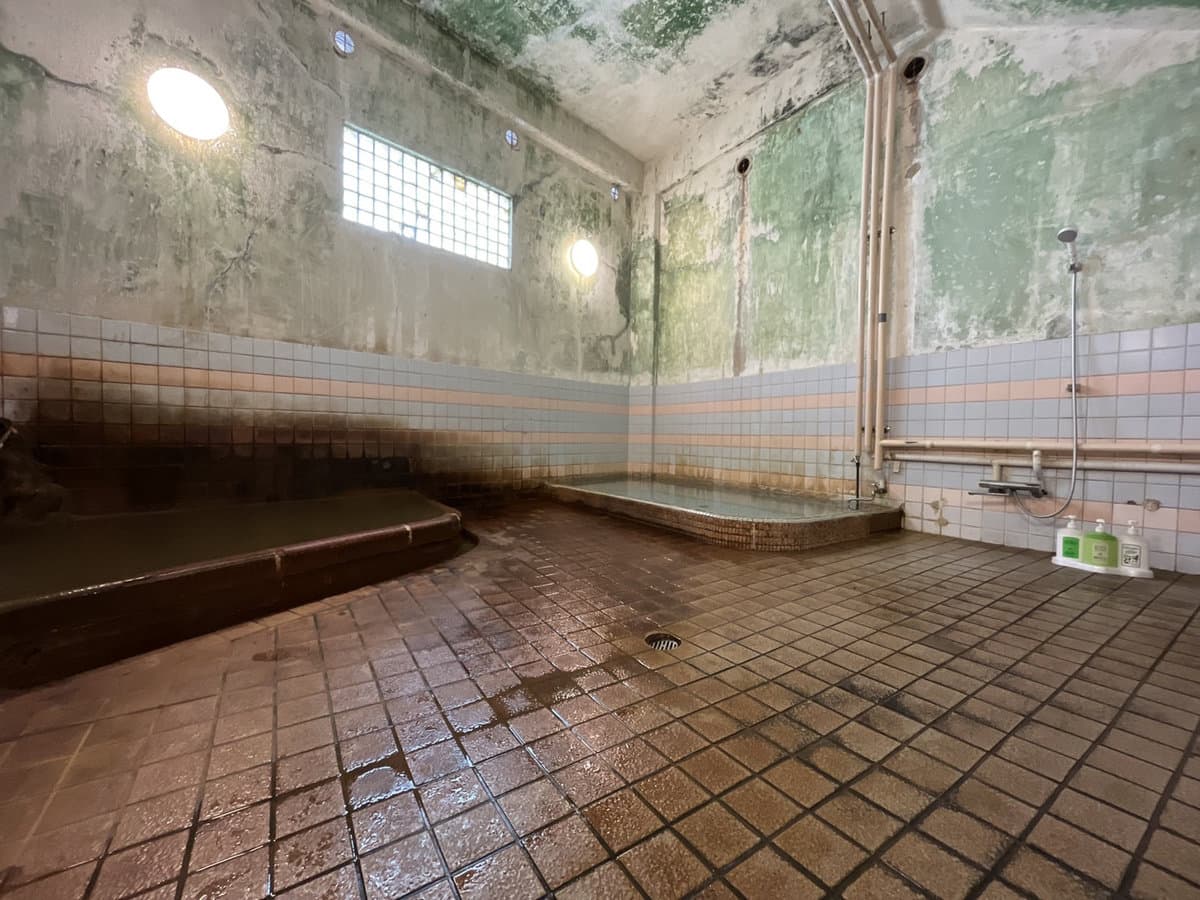 Second indoor bath chamber at Kamiobo with two tiled soaking tubs of cloudy golden Arima kinsen water and a tiled floor