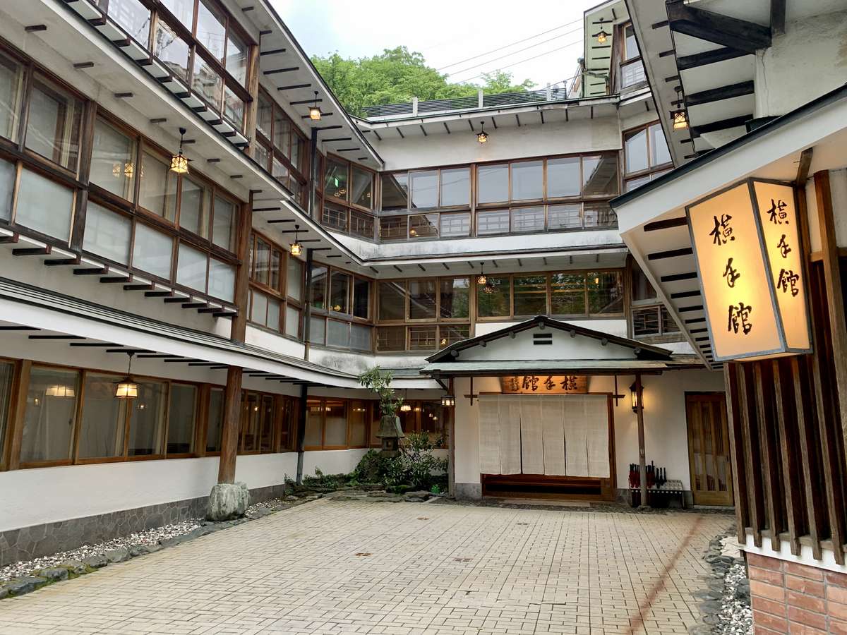 横手館 大正9年築 総桧四階建て本館 玄関中庭 © cdn.jalan.jp