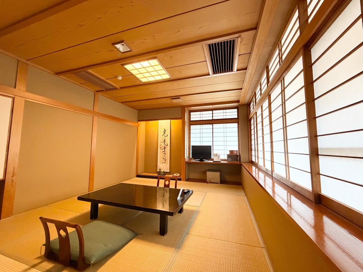 横手館 本館 和室 床の間の掛軸 © cdn.jalan.jp