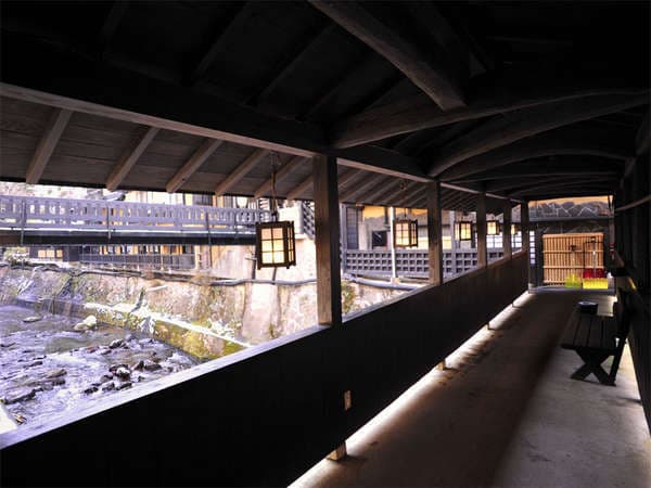 山の宿 新明館 川にかかった通路