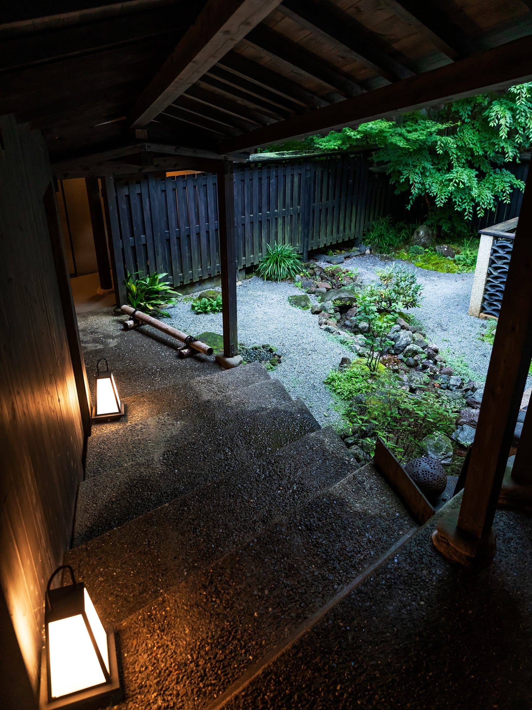 Inner courtyard garden at Yufuin Yufusaryo with stone steps, lanterns and raked gravel