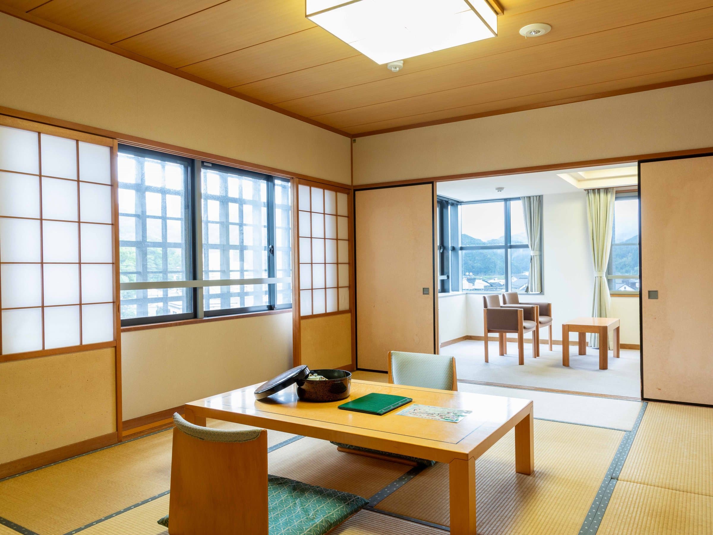 Suizanso Kinosaki Onsen tatami guest room with low table and garden-facing windows