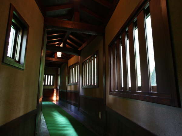 小梨の湯 笹屋 民芸調の館内