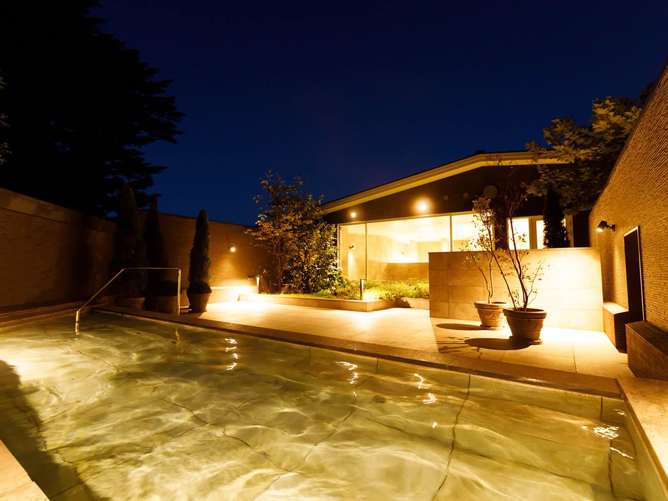 Rooftop open-air bath at Le Grand Kyu Karuizawa