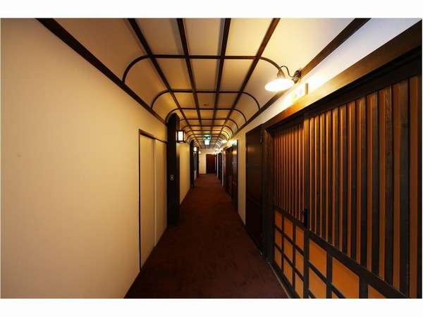 玉峰館 吹き抜けの趣ある館内