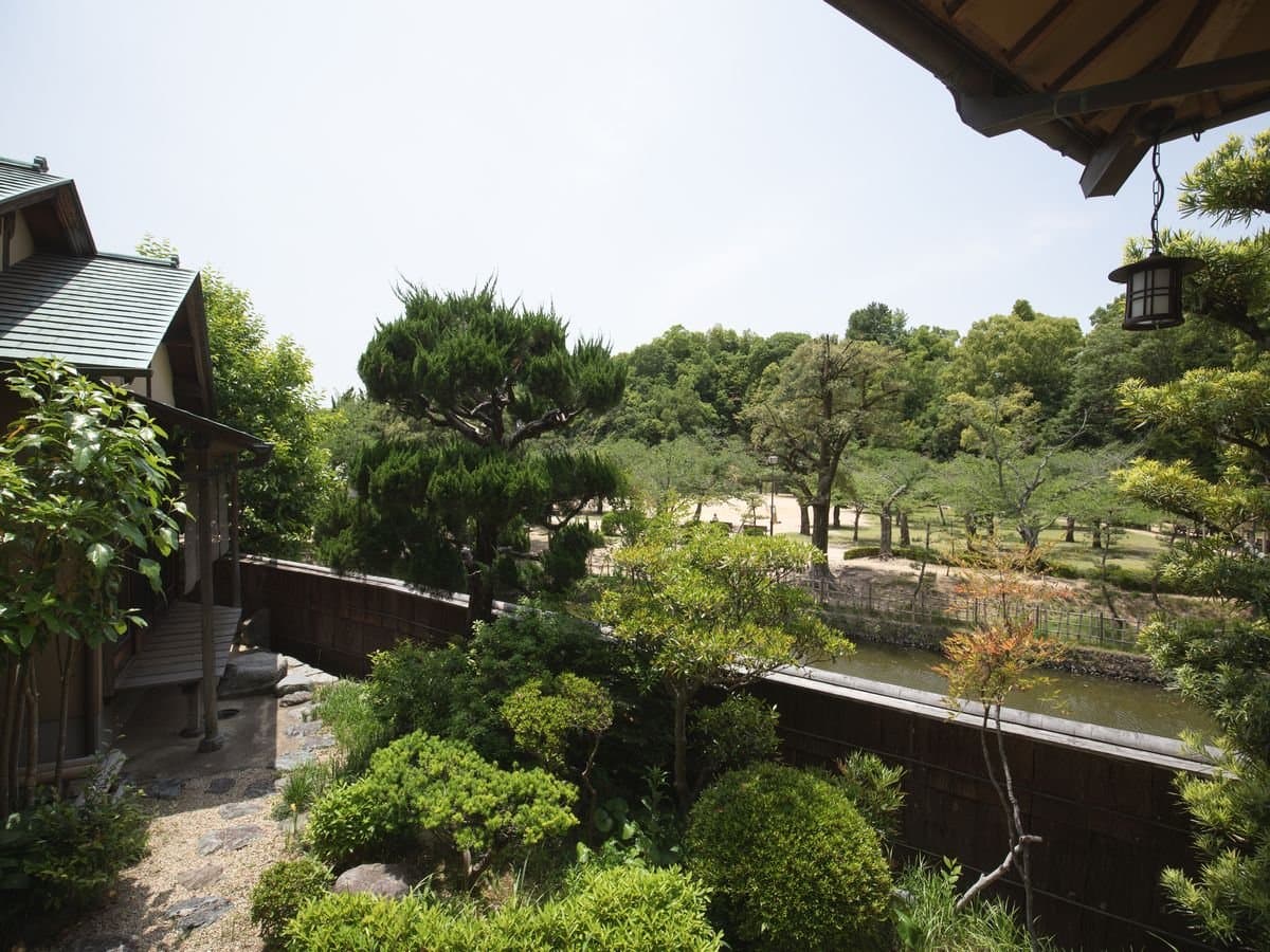 Green garden of Umenoya borrowing the scenery of Dogo Park and Yuzuki Castle ruins, with a hanging lantern
