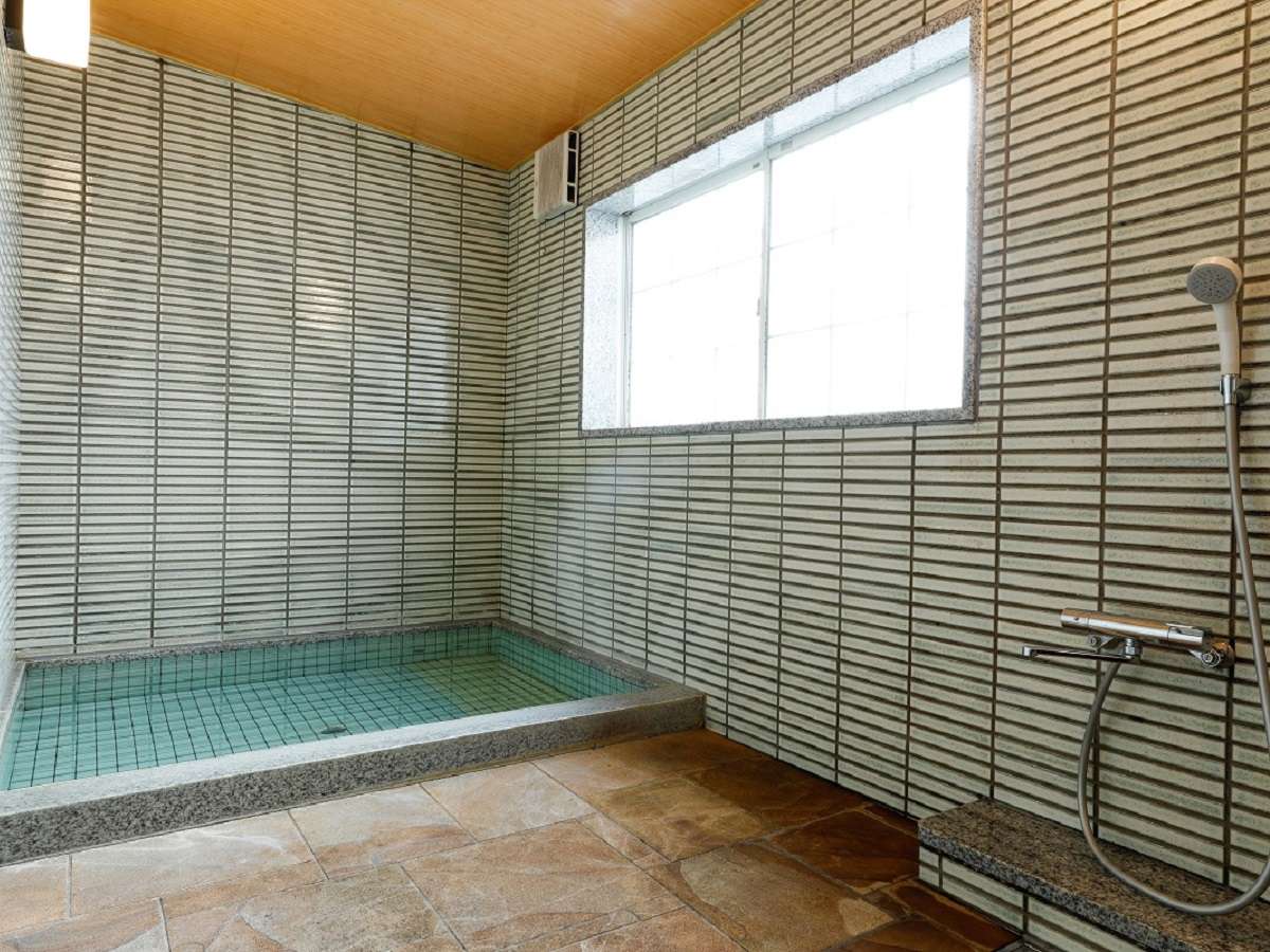 Tsuruya Ryokan Kinosaki Onsen spacious Japanese-style room with tatami flooring and low table