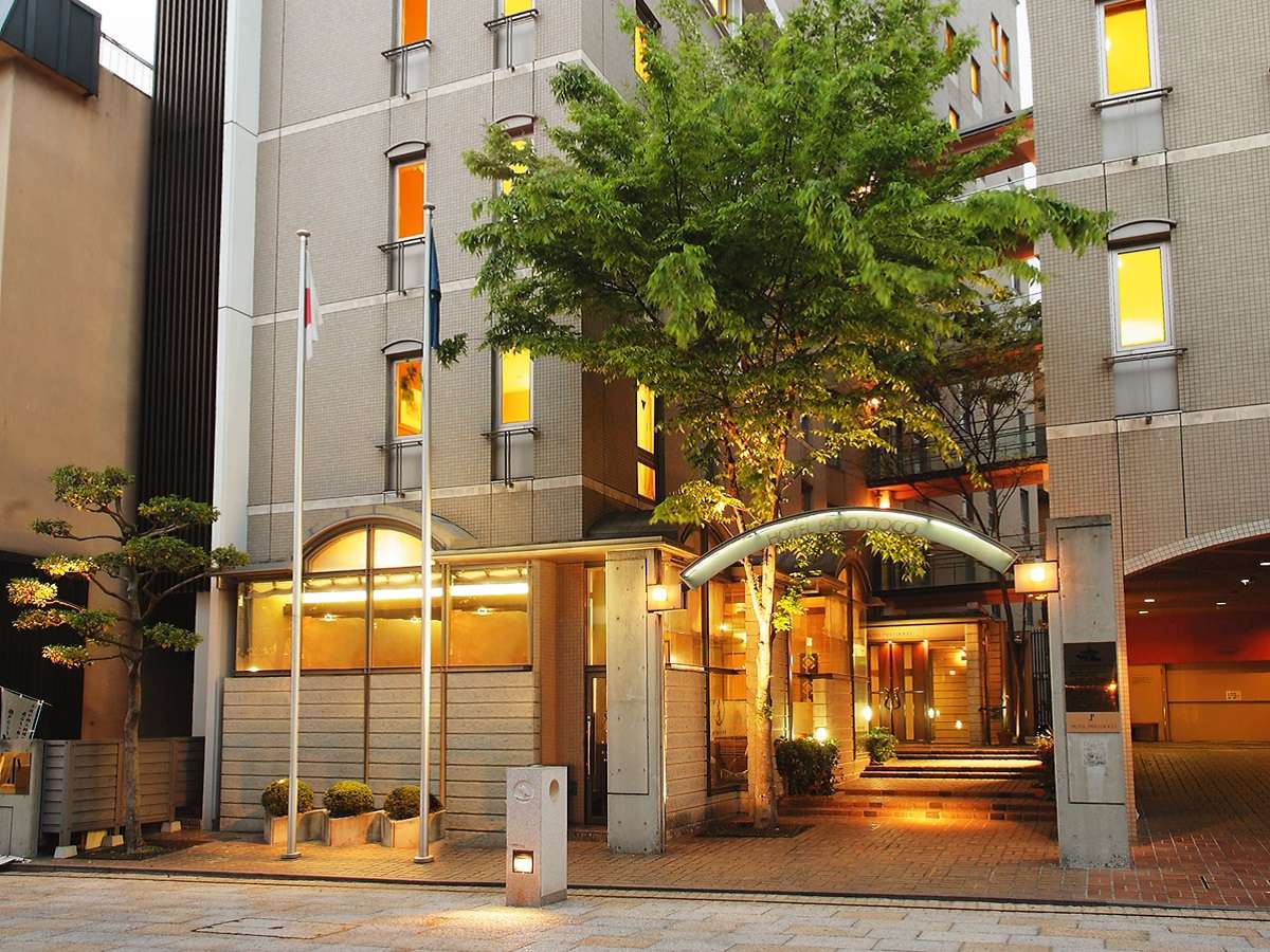 Lantern-lit entrance courtyard and arched portico of Hotel Patio Dogo at dusk