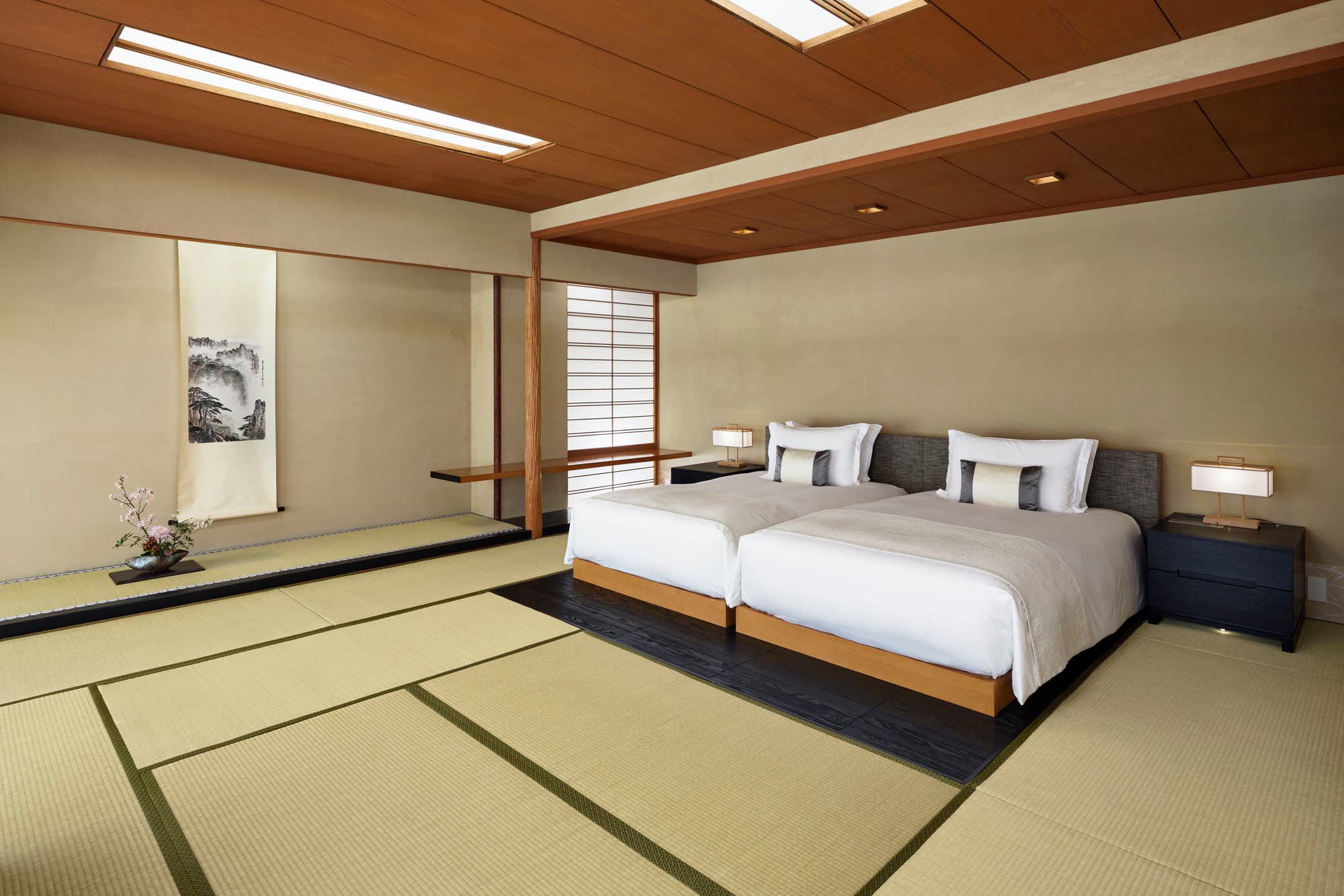 Hanakohro Suite with twin beds, tatami flooring, hanging scroll and ikebana at Takanawa Hanakohro in Tokyo