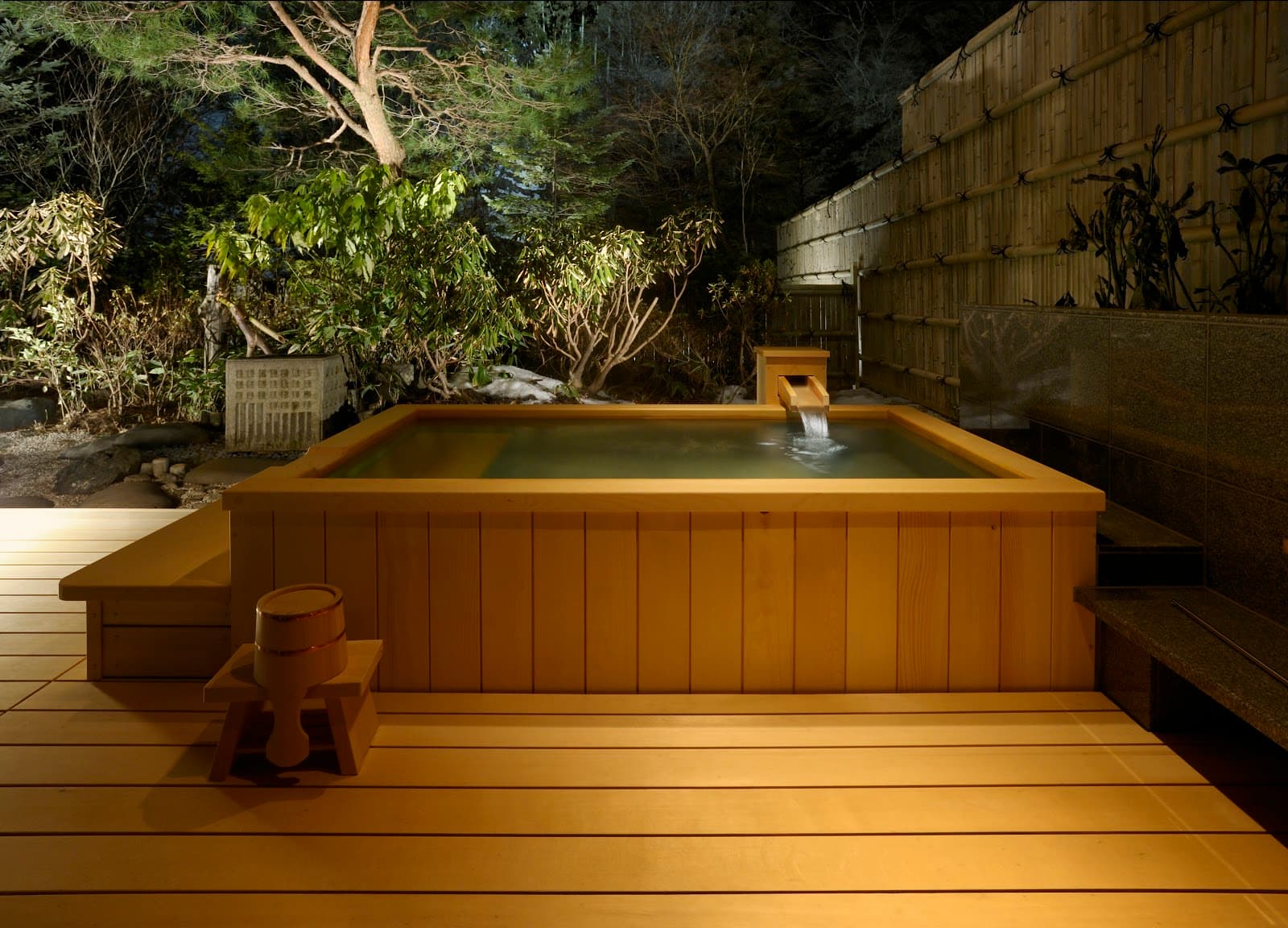諧暢楼 客室専用の庭付き露天風呂(檜・夜景) © kaichoro.net