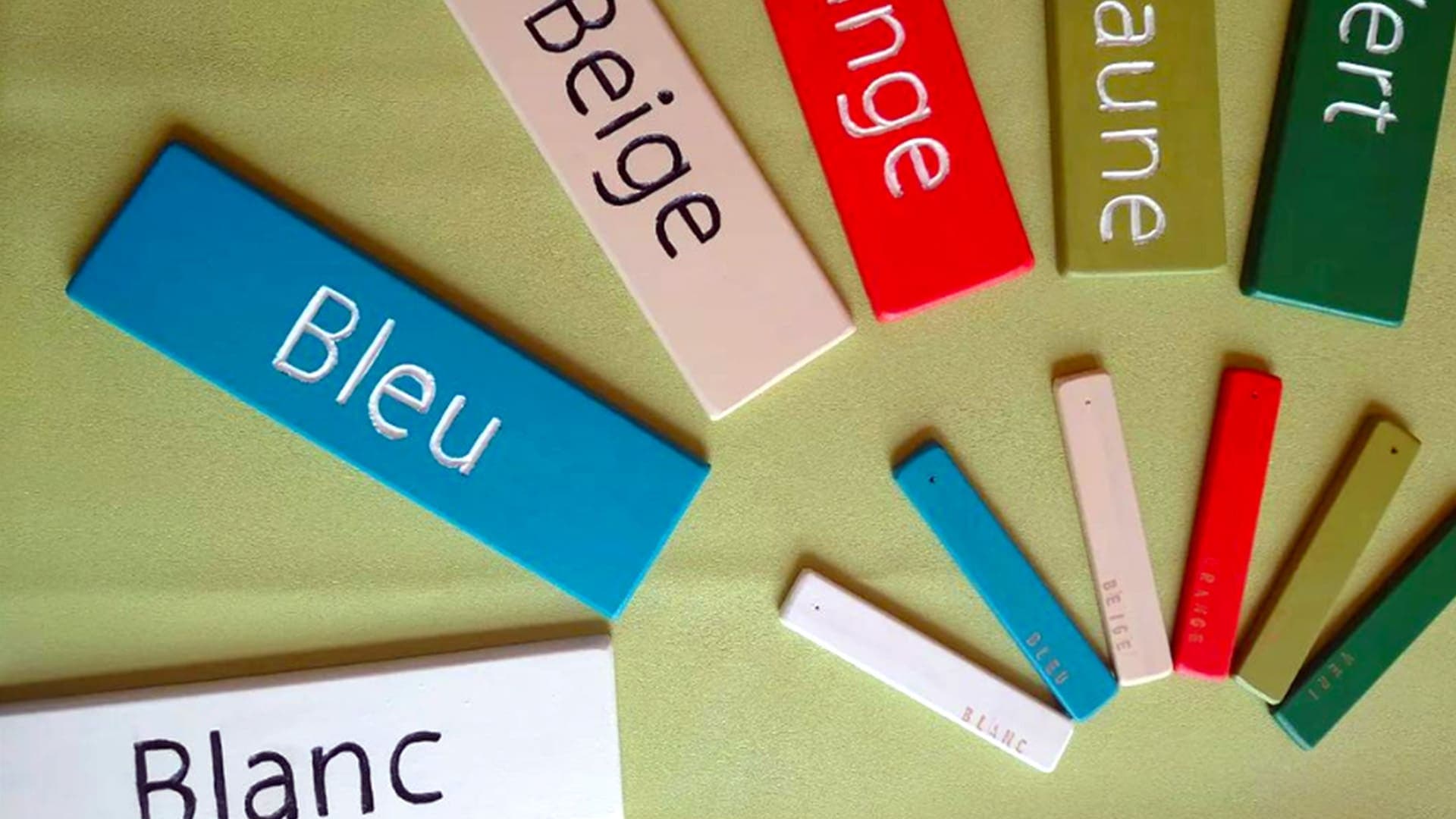Engraved colored room key tags named Bleu, Beige, Rouge, Jaune, Vert and Blanc for the six guest rooms at Vent Vert