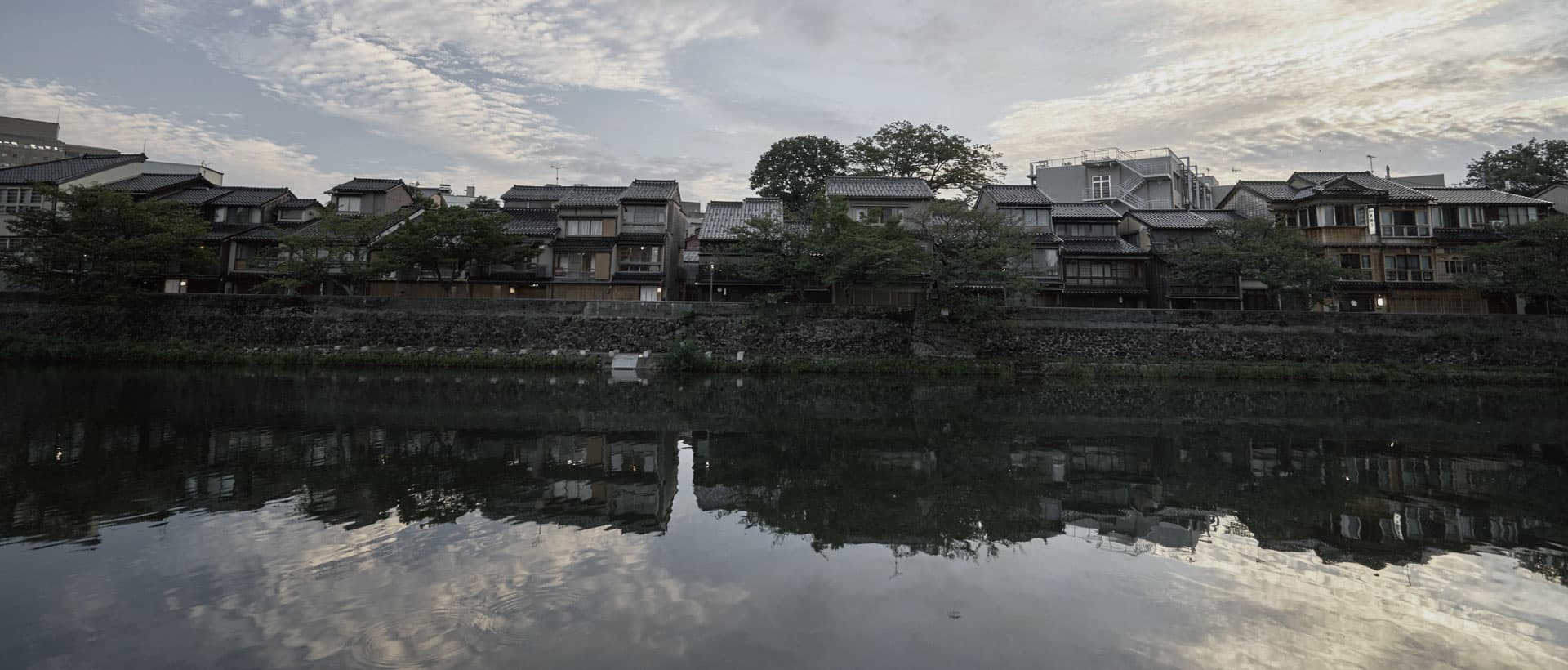 旅館 山室 周辺の主計町茶屋街 © ryokan-yamamuro.com