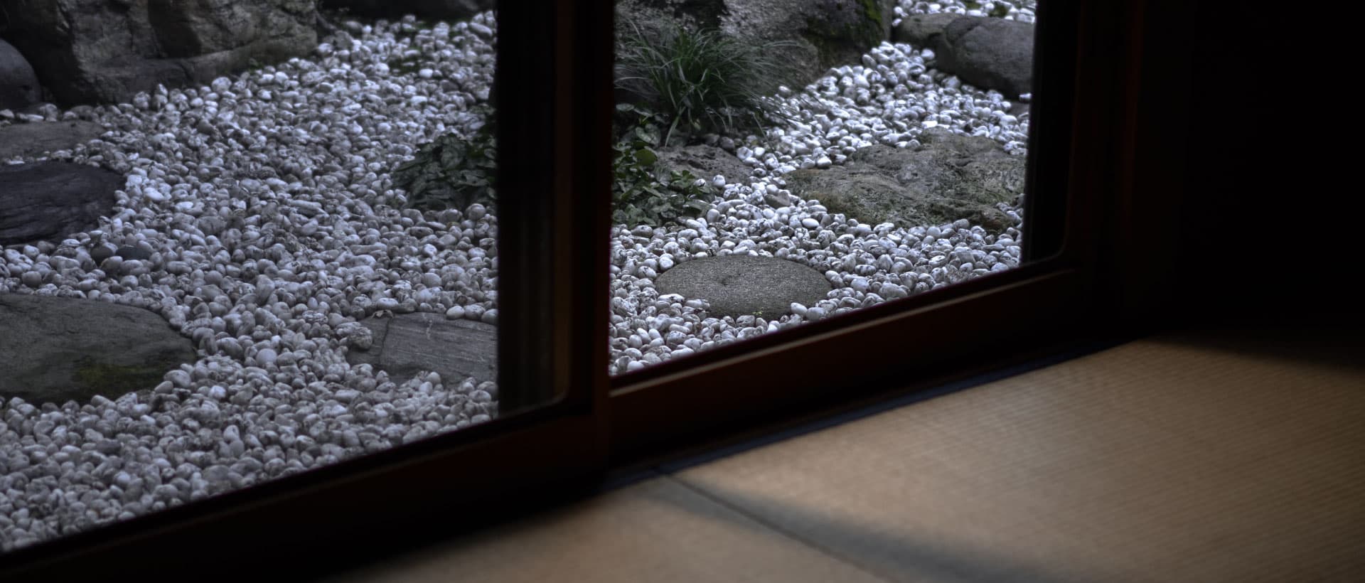旅館 山室 庭を望む和室 © ryokan-yamamuro.com
