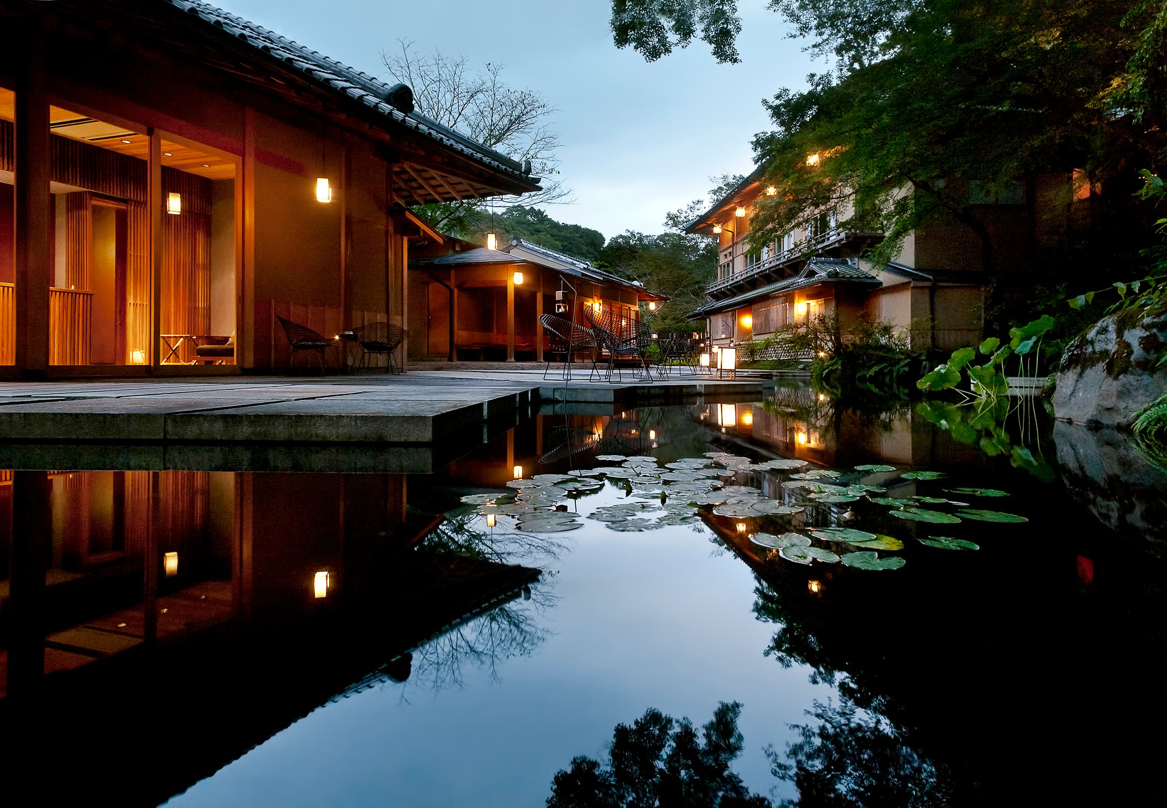 Hoshinoya Kyoto water garden — a luxury ryokan setting representative of the honeymoon-tier properties featured in this guide.