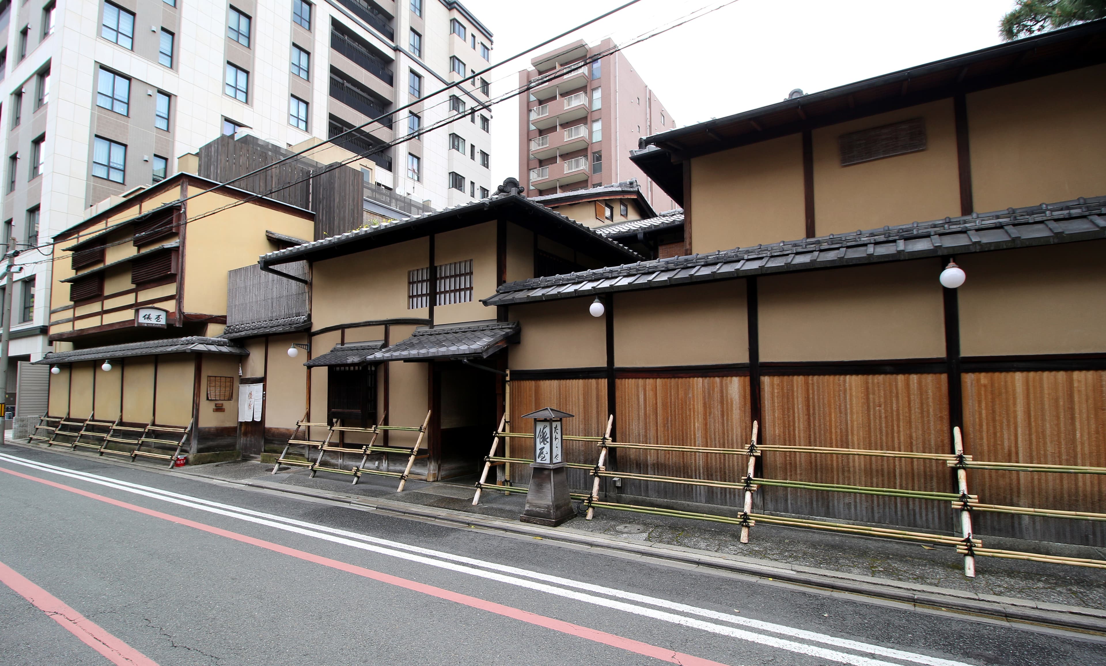 Inner garden corridor of a centuries-old Kyoto kaiseki ryokan — the architectural register Hiiragiya, Tawaraya and Seikoro all share at the top of the Kyoto-traditional kaiseki list.