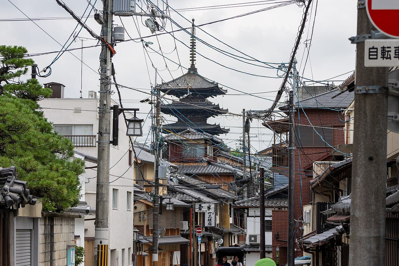 Higashiyama district of Kyoto with Yasaka Pagoda — representative Kyoto traditional district