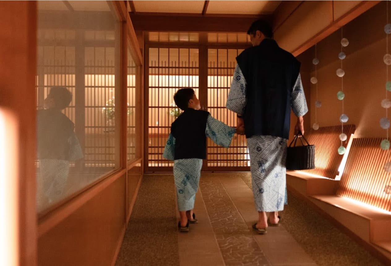 ホテル木暮 浴衣で館内散策 廊下 © hotel-kogure.com