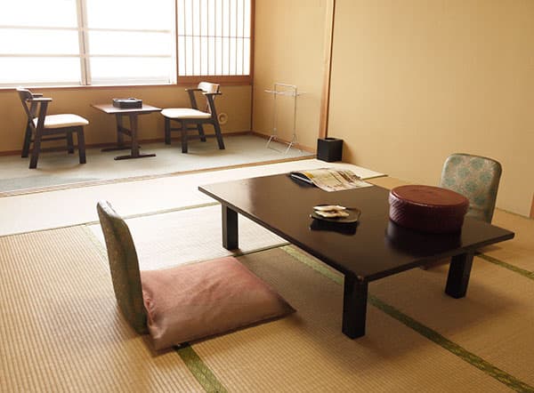 石坂旅館 和室客室(座卓) © ishizakaryokan.com
