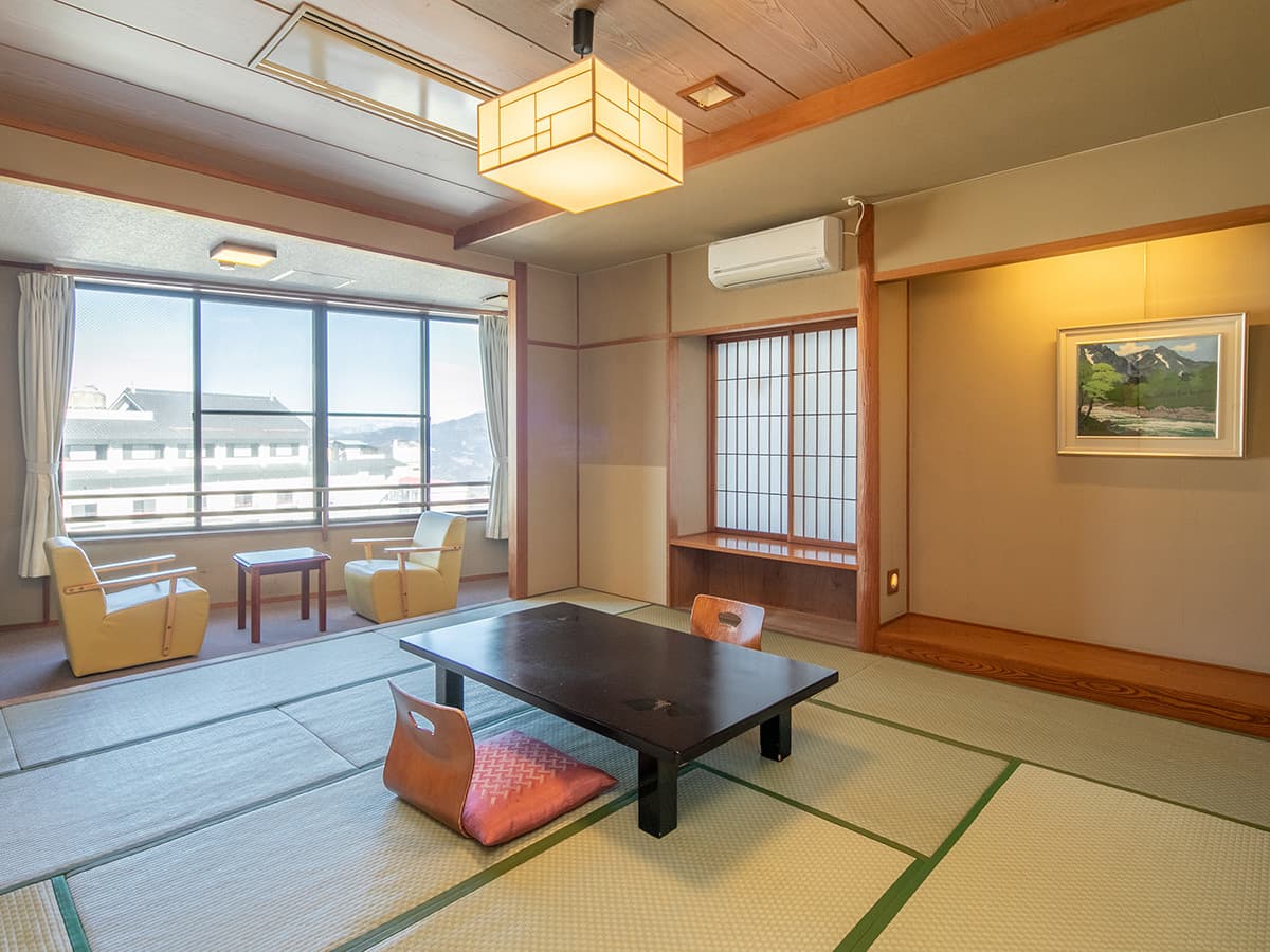 金太夫 和室客室(座卓・山並みの眺め) © itoenhotel.com