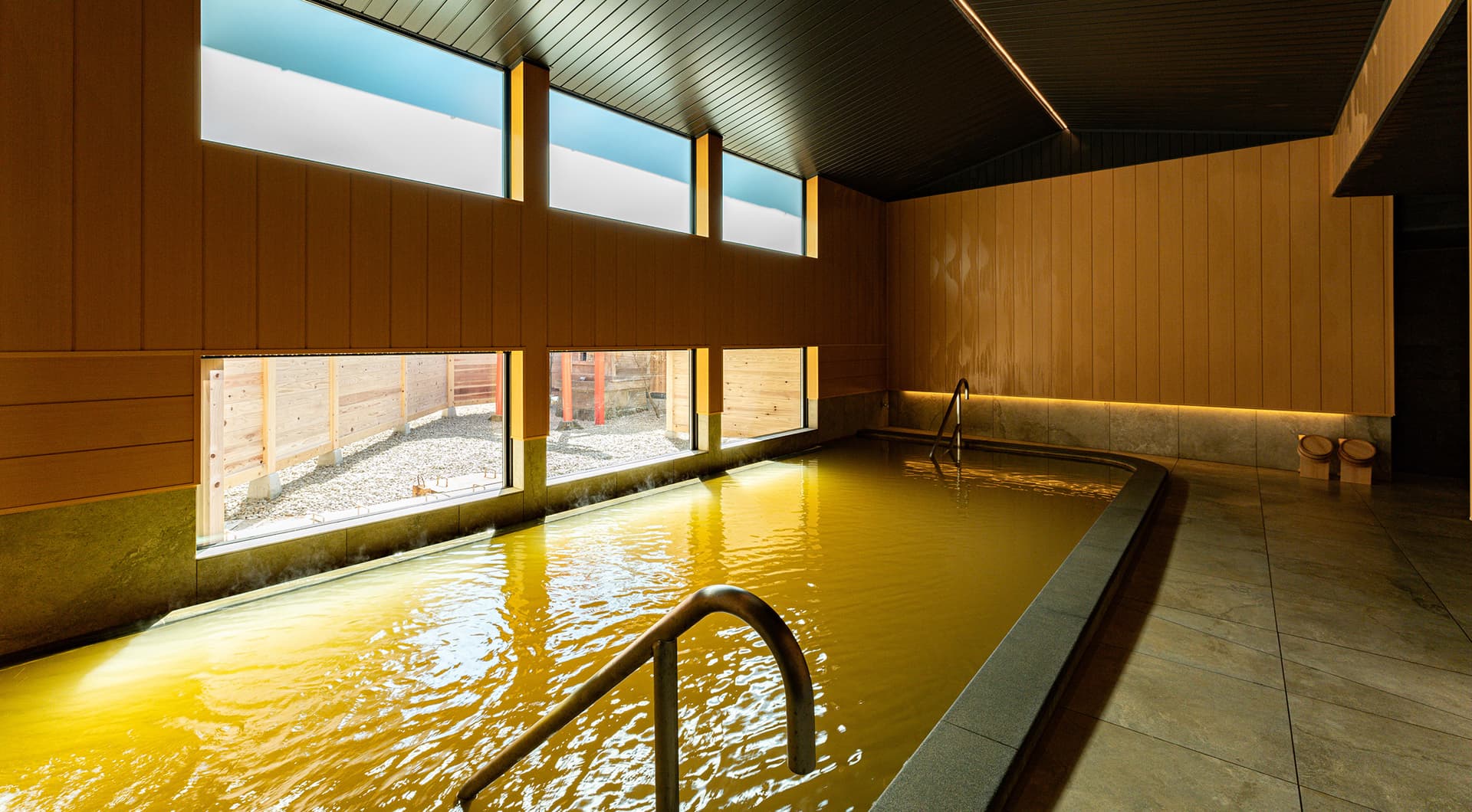 千明仁泉亭 黄金の湯 源泉の湯口 © jinsentei.com