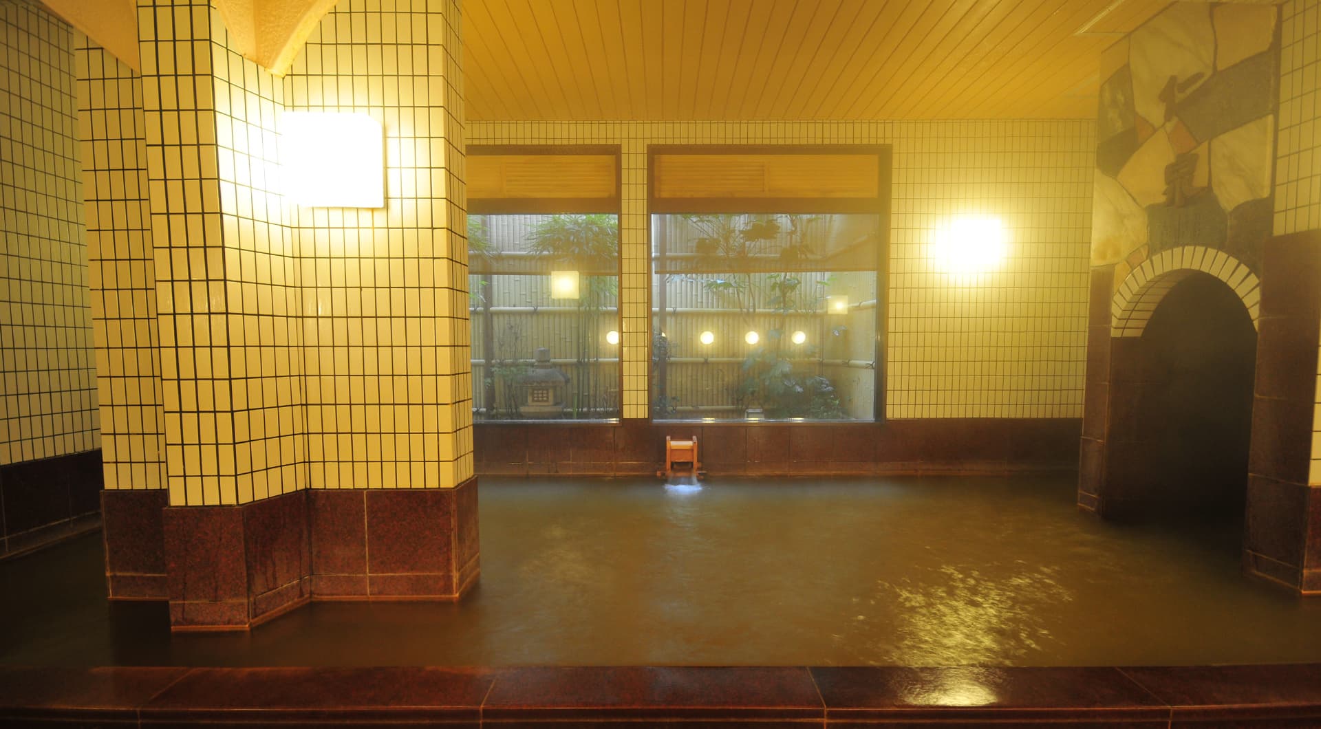 千明仁泉亭 源泉かけ流し 大浴場 内湯 © jinsentei.com