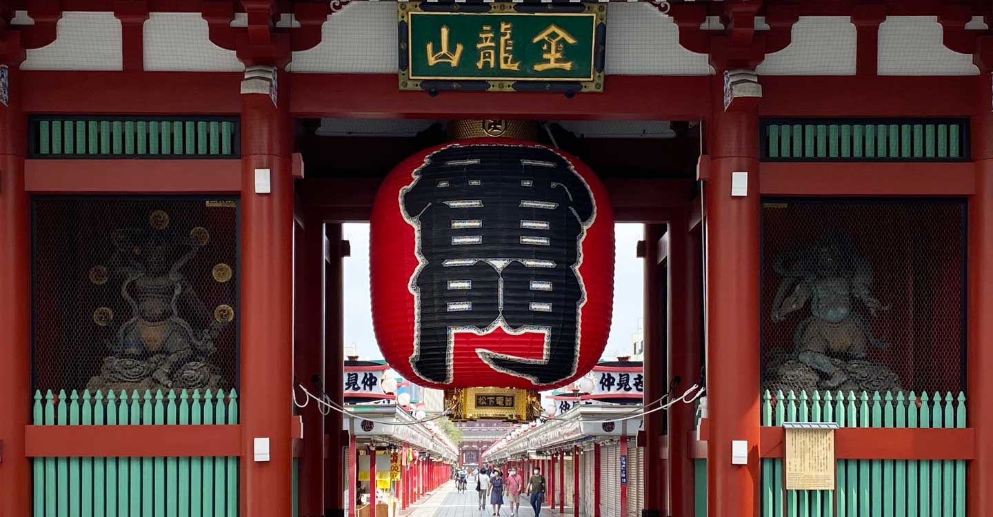 The great red Kaminarimon Gate and giant lantern of Senso-ji Temple, beside Kaminarimon Ryokan in Asakusa, Tokyo